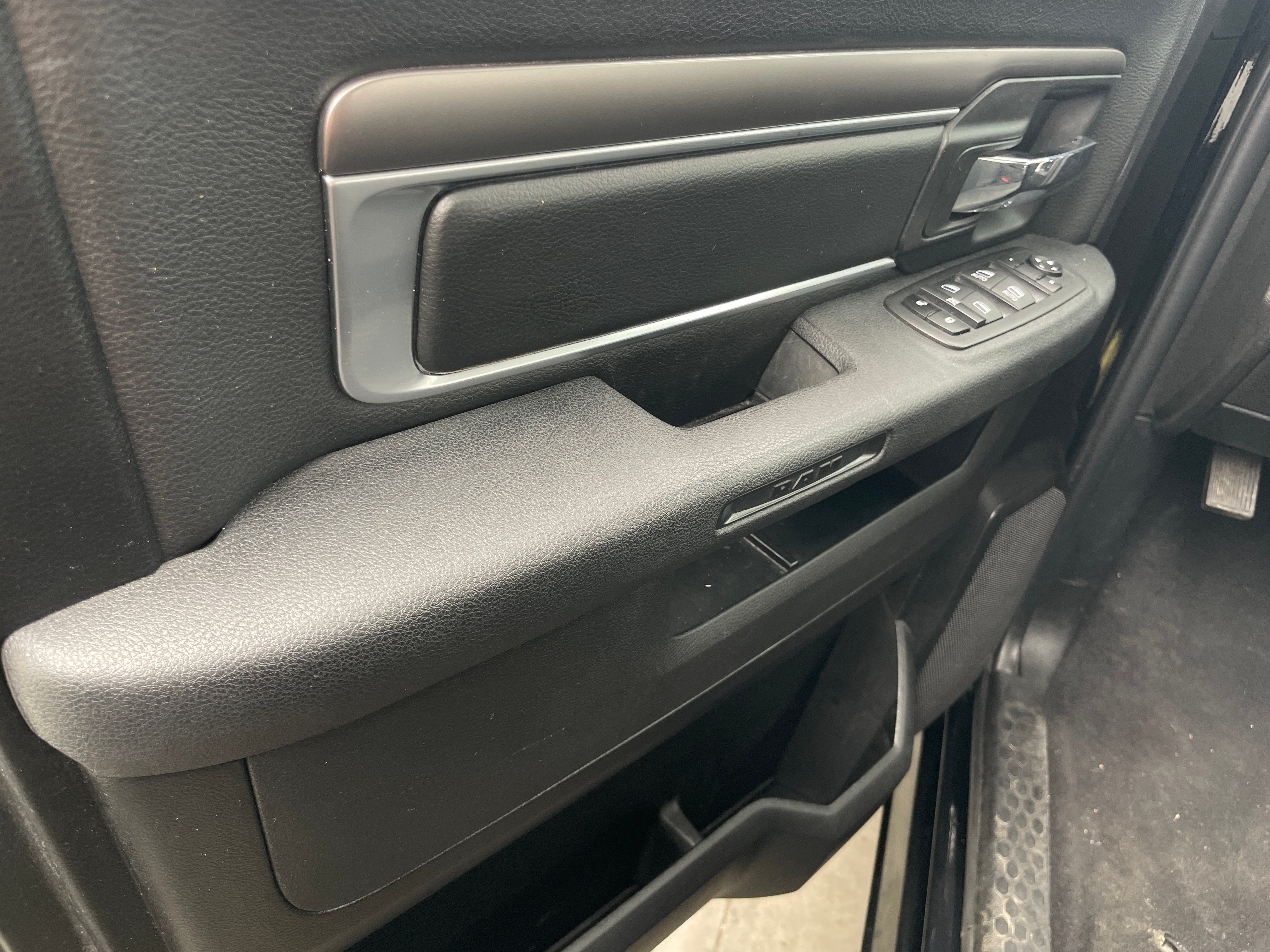 ram ram 1500 classic 2024 1C6RR7LG6RS156373 image ram ram 1500 classic 2024 1C6RR7LG6RS156373 image